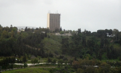Oscar Niemeyer und Universität Constantin 1